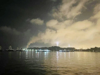 西九龍晚上煙霧彌漫。區議員曾自鳴facebook圖片