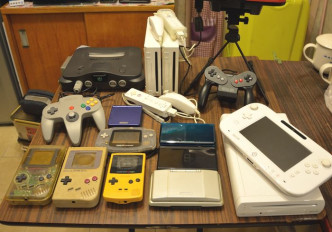 Sunny與爸爸為「遊戲迷」，家中珍藏超過30部遊戲機，包括初代PlayStation家用機和Game Boy手提機等，圖為他家中部份收藏。
（圖片由VTC提供）