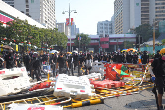 示威者设置路障。