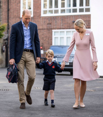 喬治拖著爸爸威廉和校長的手進入校門。