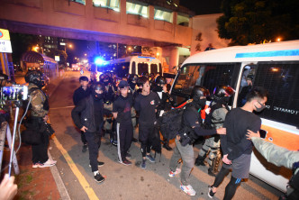 警方制服多名示威者。资料图片
