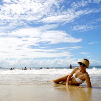 周汶錡於三八婦女節貼出三點式沙灘照。