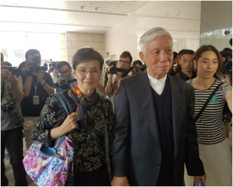 朱耀明牧師和太太步離法院。