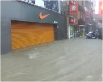運動用品店大閘被淹一半。