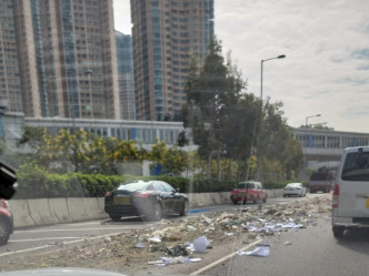 石屎废料散落马路阻路。马路的事 网民:Edwin Ying Fai