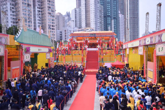 背景是搭建的「三清殿」。