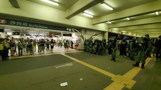 防暴警察进驻沙田站。