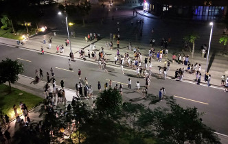 广西、广东多地有群众从建筑物跑到地面避难。网上图片