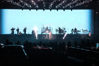 舞台最右侧放置一部键琴，特别预留给一直帮郑中基担任键琴手的太极乐队离世成员Gary Tong，以此怀念他。