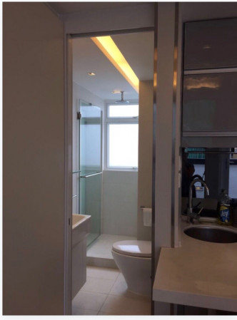 浴室设有窗户，可排走湿气兼可通风。
