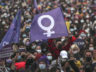 数千名妇女上周六傍晚聚集在安卡拉巿中心抗议。AP