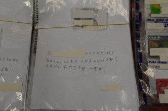 行動檢獲逾百張欠單、收數單張、銀行入數紙、708克懷疑大麻精及8支壘球棍等。李子平攝