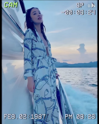 Yumiko 乘机自拍MV，宣传新歌。
