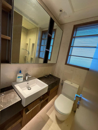 浴室設有鏡櫃，收納空間充裕。
