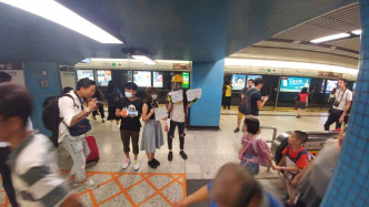 有年輕人在站內向乘客展示寫有「毋忘元朗721」、「五大訴求，缺一不可」的標語。