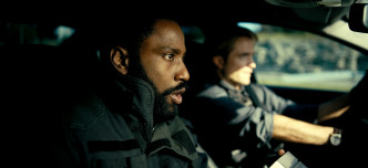 《TENET天能》由《吸血新世纪》的Robert Pattinson（右）及John David Washington（中）主演。