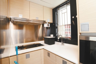 厨房为梗厨设计，所有家电及厨柜以嵌入式配置，省位好用。