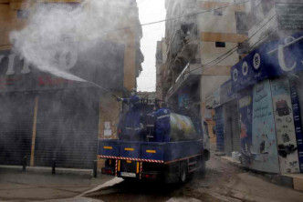 伊朗有关人员加强在街头消毒。AP