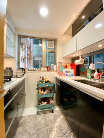 厨房工作枱分设于两边，将清洗、备餐与烹调区域分开。