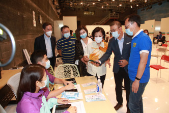 聂局长(右一)与TVB主席许涛(右二)等人了解疫苗接种安排。