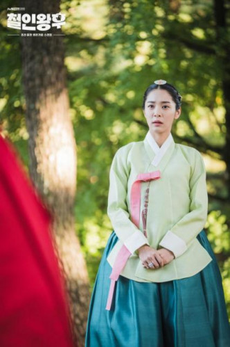 薛仁雅在《哲仁王后》飾演哲宗宜嬪「華珍」，不惜一切保護心上人哲宗。