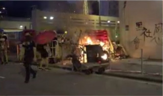 沙田示威者縱火焚燒雜物傳爆炸聲。NOWTV截圖