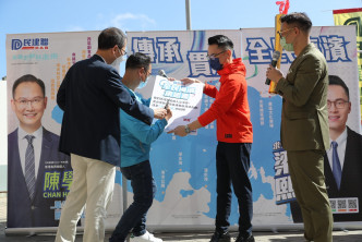 梁熙和陈学锋签署承诺书。