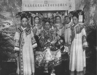 慈禧(中)与瑾妃(左)、隆裕皇后(右)以及德龄、裕龄及裕龄之母合影。