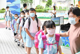 荃湾宝血会思源学校学生排队消毒双手。