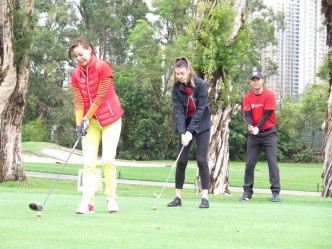 王敏德與女兒王麗嘉、王馨平慈善高爾夫球活動。