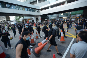 鄧炳強期望民陣明天的遊行可以和平進行。資料圖片