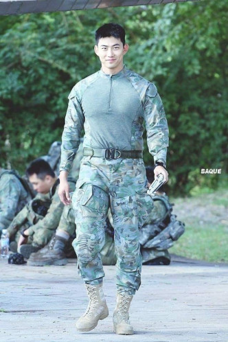澤演服兵役時操得一身肌肉，被Fans封為「韓國隊長」。