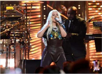 Christina Aguilera向Tina Turner致敬。