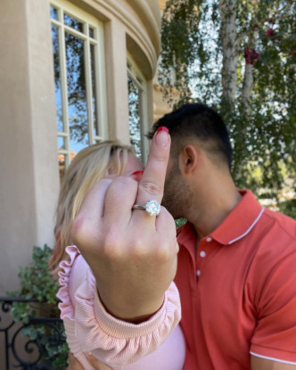 Britney日前興奮宣布與Sam訂婚。