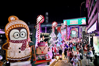 海港城聖誕裝置晚上舉行亮燈活動。