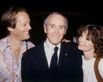 1980年彼得方达与儿子及太太合照。AP