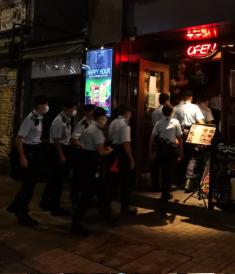 警方于湾仔捣酒吧违规经营。警方图片