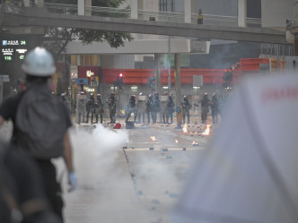 当日港岛区示威演变冲突。资料图片