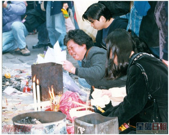 纵火案中死难者家属当年在灾场路祭。资料图片