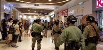 防暴警进入商场搜索。Vincent Wong‎图片