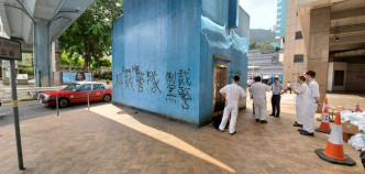 外墙及亦被涂鸦。 杨伟亨摄