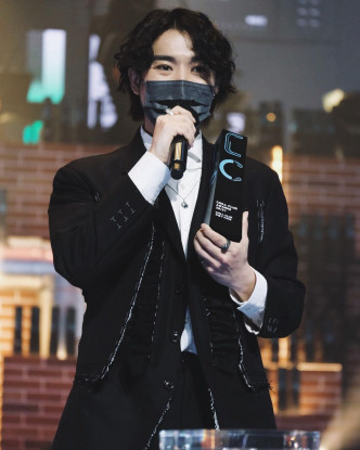 阿Jer在《Chill Club》颁奖礼，夺得「年度新人奖」。