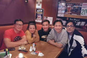 葉暐（右二）今日於社交網Po相，透露跟第14期TVB藝員訓練班同學聚會。