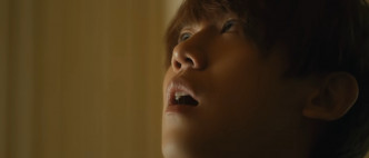 MV中姜B也傷心落淚。