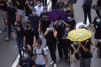 有示威者戴上眼罩。