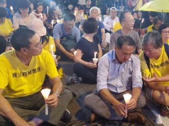部分人穿著写上「我没有被煽惑」的黄色上衣。