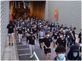 示威者经高铁站附近隧道前往广东道一带。