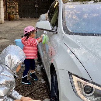 郭晶晶的丈夫霍启刚日前于微博出P，自爆让子女洗车赚零用钱。