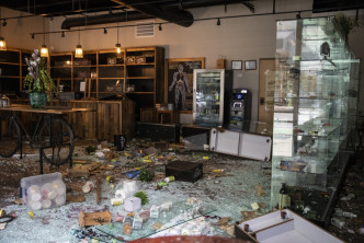 大批人涌入当地豪华商业区大肆抢掠及破坏。AP
