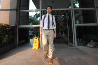陳浩天准保釋，離開法院。